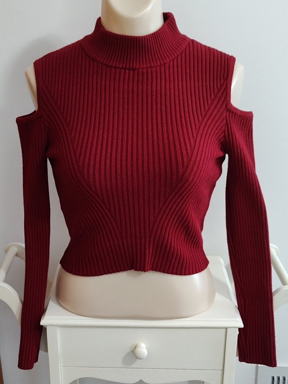 Bebe maroon/red ribbed, cropped turtleneck with cold shoulders, EUC, size M
